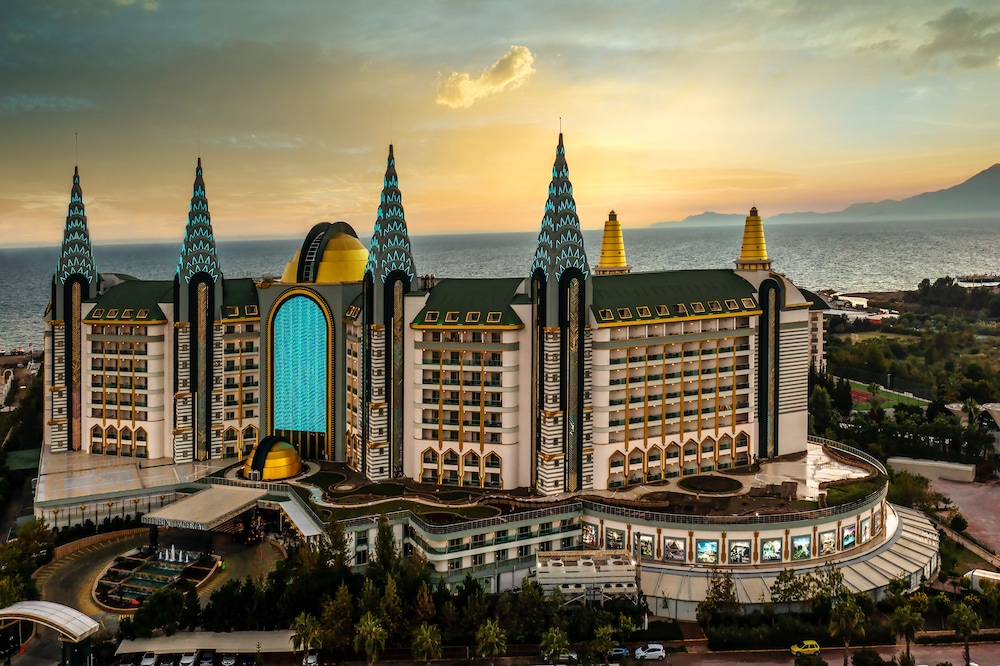 Delphin Imperial — Outdoor in Lara