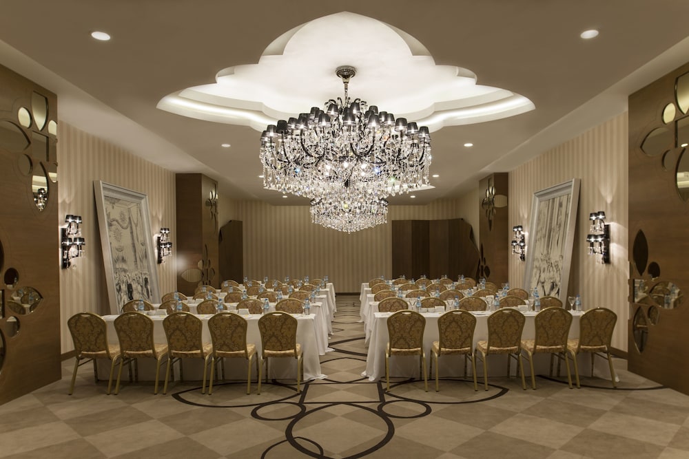 Delphin Imperial — Shared spaces in Lara