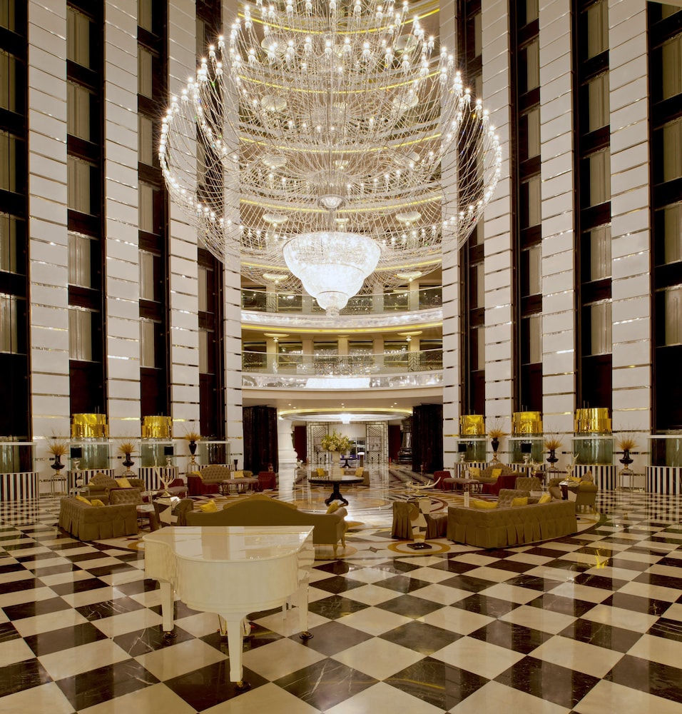 Delphin Imperial — Shared spaces in Lara