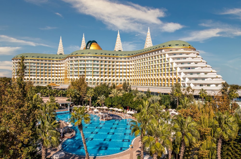 Delphin Imperial — Outdoor in Lara