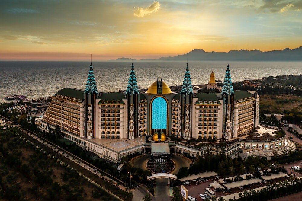 Delphin Imperial — Outdoor in Lara