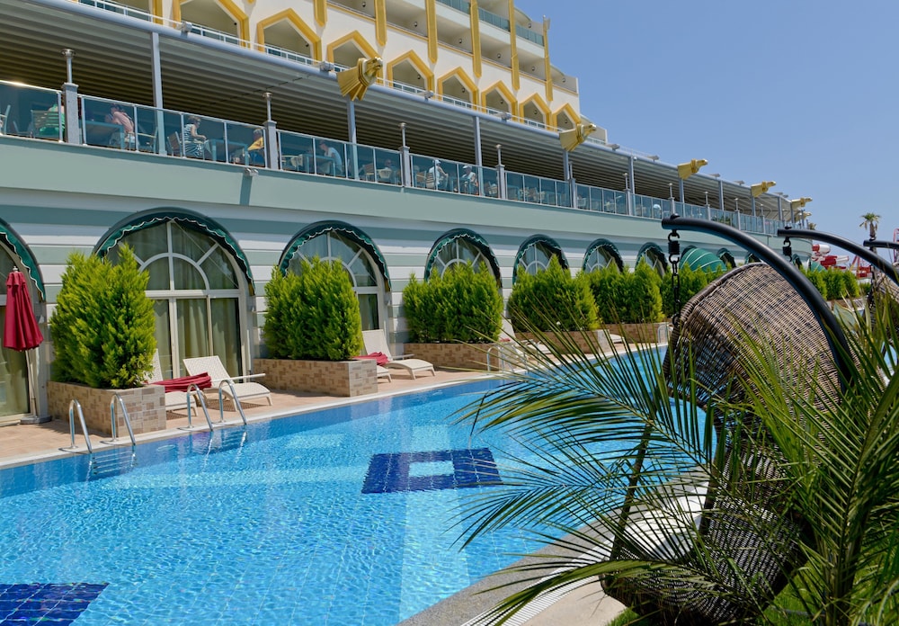 Delphin Imperial — Pool in Lara