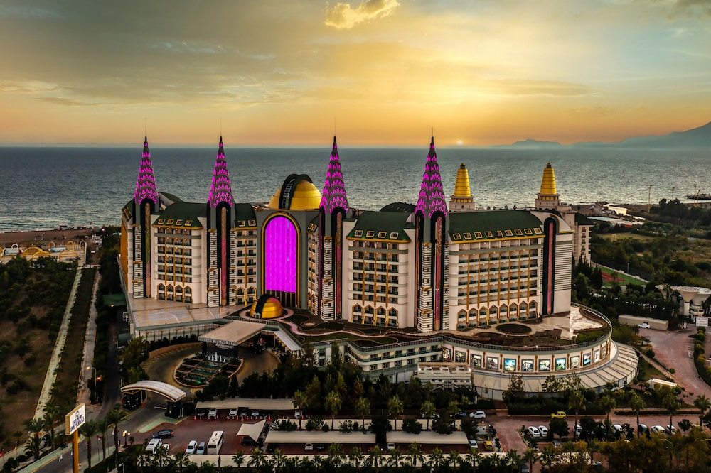 Delphin Imperial — Outdoor in Lara