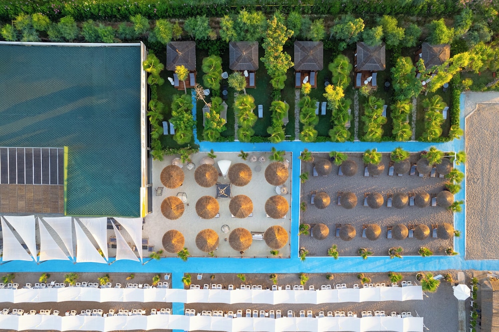 Delphin Imperial — Outdoor in Lara