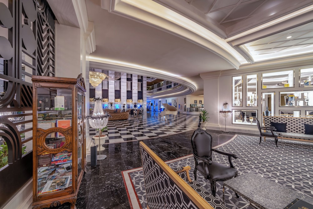 Delphin Imperial — Shared spaces in Lara