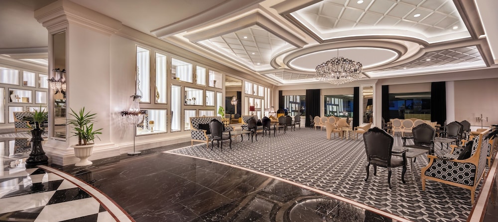Delphin Imperial — Shared spaces in Lara