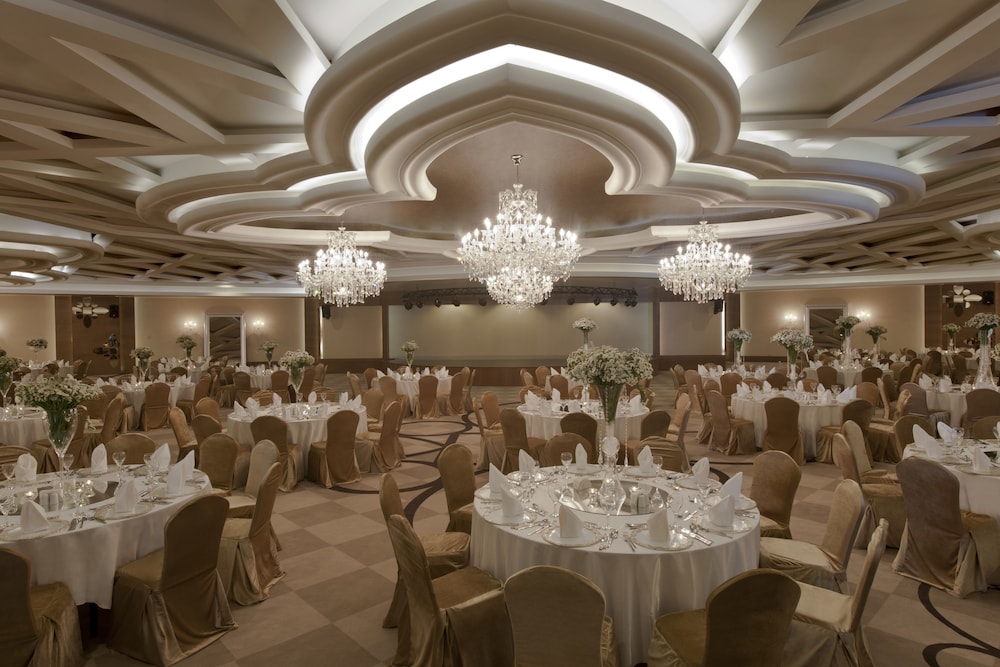 Delphin Imperial — Shared spaces in Lara