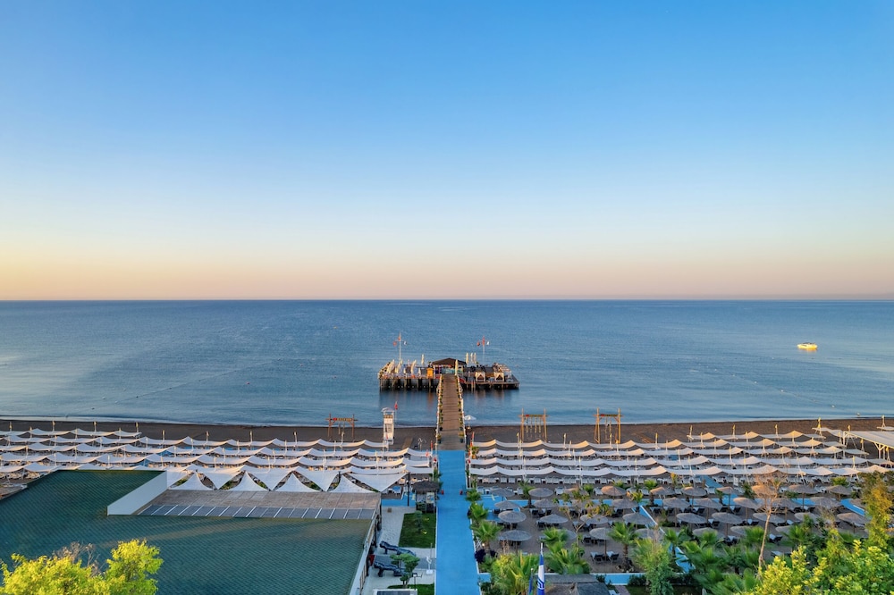 Delphin Imperial — Outdoor in Lara