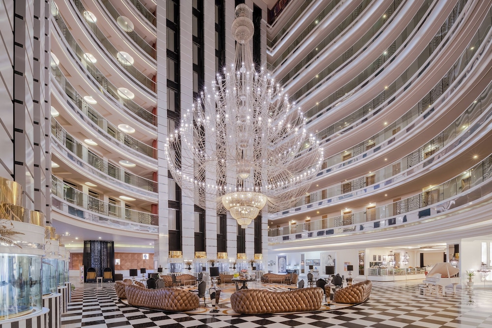 Delphin Imperial — Shared spaces in Lara