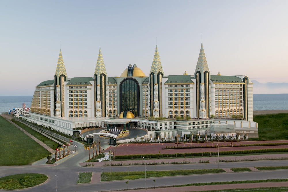Delphin Imperial — Outdoor in Lara