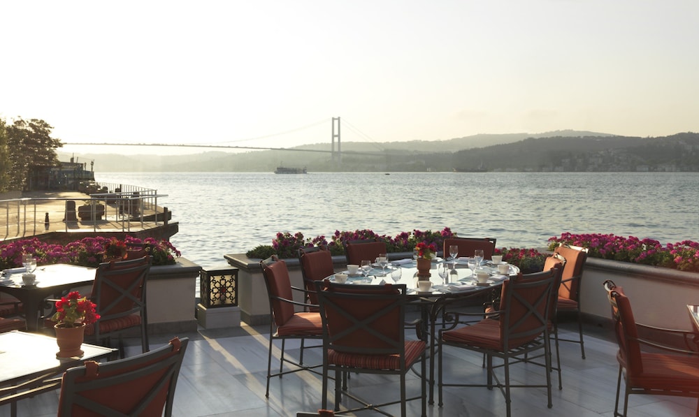 Four Seasons Hotel Istanbul at the Bosphorus — Restaurant & bars in Istanbul, Istanbul