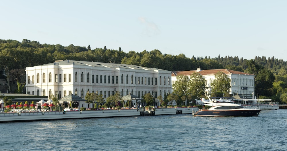 Four Seasons Hotel Istanbul at the Bosphorus — Hotel building in Istanbul, Istanbul