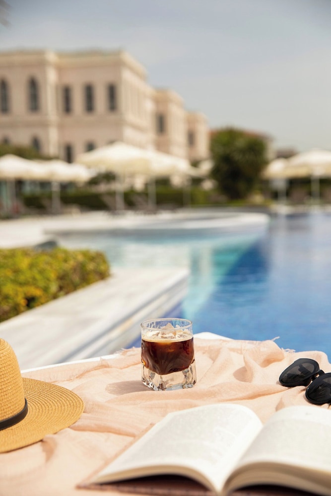 Four Seasons Hotel Istanbul at the Bosphorus — Swimming pool in Istanbul, Istanbul