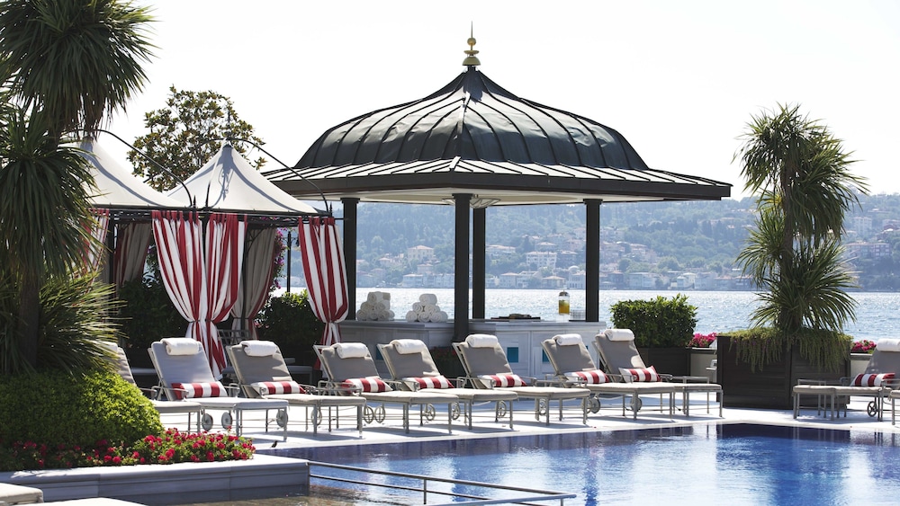 Four Seasons Hotel Istanbul at the Bosphorus — Swimming pool in Istanbul, Istanbul