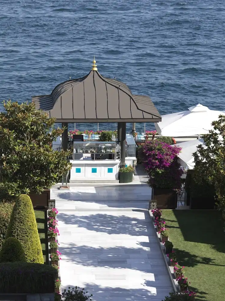 Four Seasons Hotel Istanbul at the Bosphorus — Hotel building in Istanbul, Istanbul