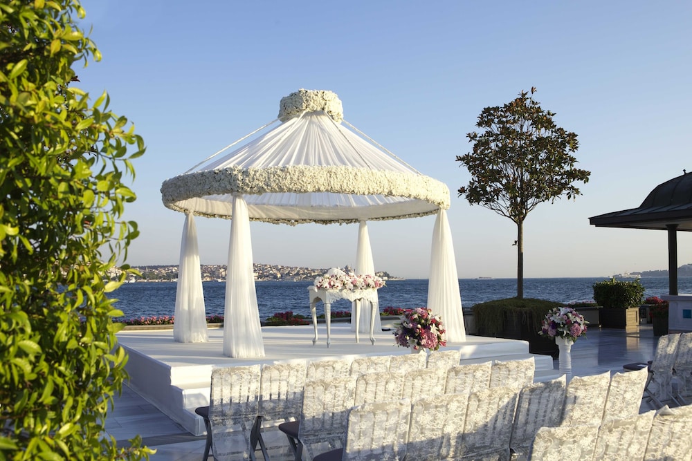 Four Seasons Hotel Istanbul at the Bosphorus — Restaurant & bars in Istanbul, Istanbul