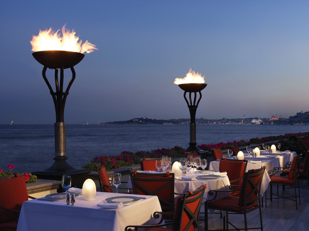 Four Seasons Hotel Istanbul at the Bosphorus — Restaurant & bars in Istanbul, Istanbul