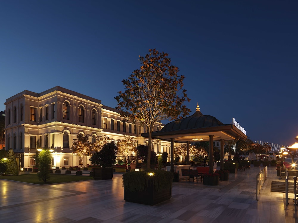 Four Seasons Hotel Istanbul at the Bosphorus — Hotel building in Istanbul, Istanbul