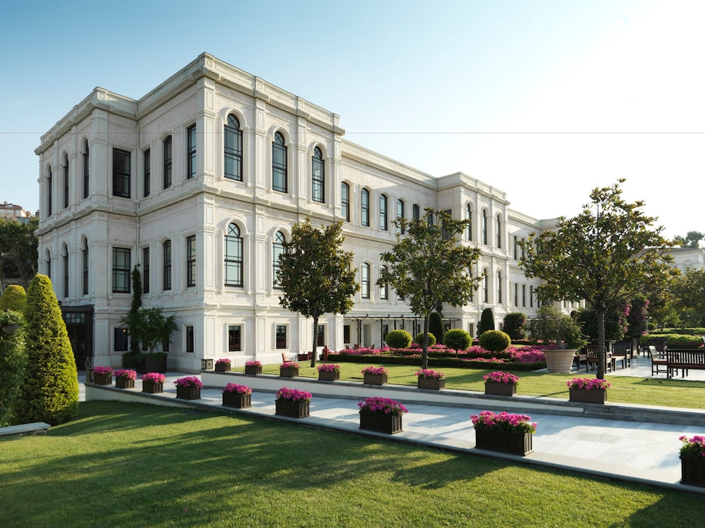 Four Seasons Hotel Istanbul at the Bosphorus — Hotel building in Istanbul, Istanbul