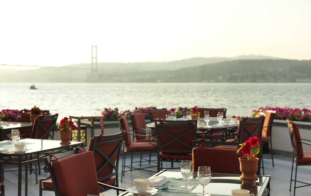 Four Seasons Hotel Istanbul at the Bosphorus — Restaurant & bars in Istanbul, Istanbul
