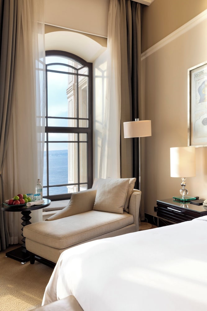 Four Seasons Hotel Istanbul at the Bosphorus — Hotel rooms in Istanbul, Istanbul