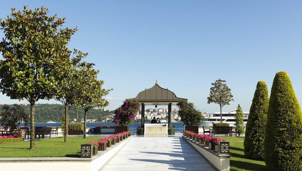 Four Seasons Hotel Istanbul at the Bosphorus — Restaurant & bars in Istanbul, Istanbul