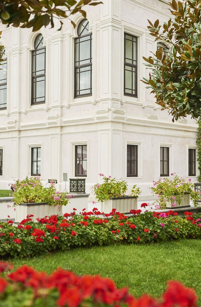 Four Seasons Hotel Istanbul at the Bosphorus — Hotel building in Istanbul, Istanbul