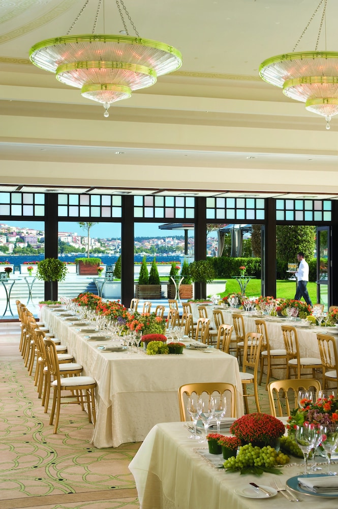 Four Seasons Hotel Istanbul at the Bosphorus — Hotel building in Istanbul, Istanbul