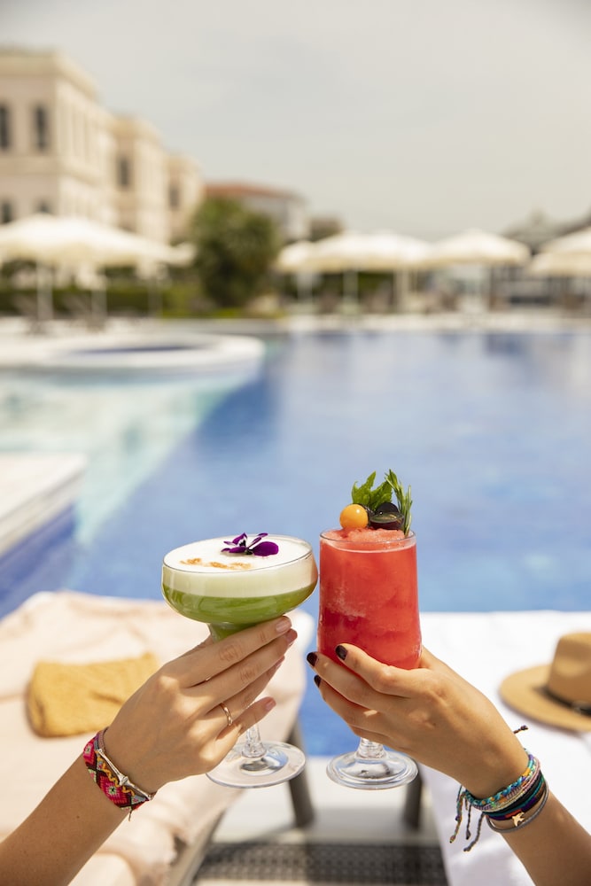 Four Seasons Hotel Istanbul at the Bosphorus — Swimming pool in Istanbul, Istanbul