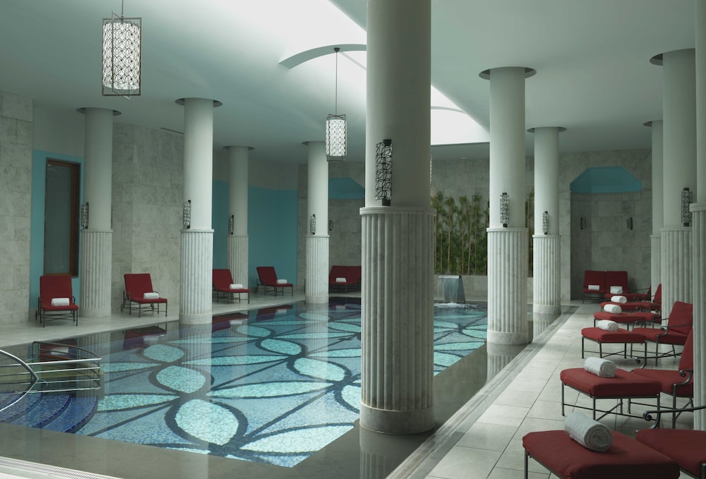 Four Seasons Hotel Istanbul at the Bosphorus — Swimming pool in Istanbul, Istanbul