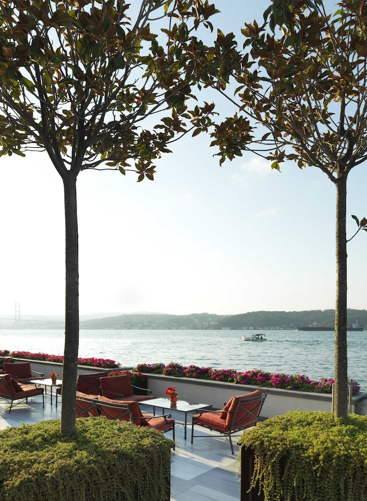 Four Seasons Hotel Istanbul at the Bosphorus — Restaurant & bars in Istanbul, Istanbul