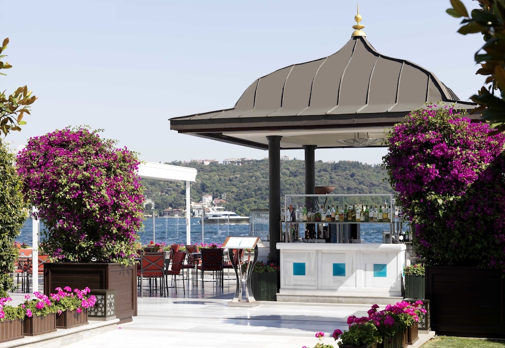 Four Seasons Hotel Istanbul at the Bosphorus — Restaurant & bars in Istanbul, Istanbul