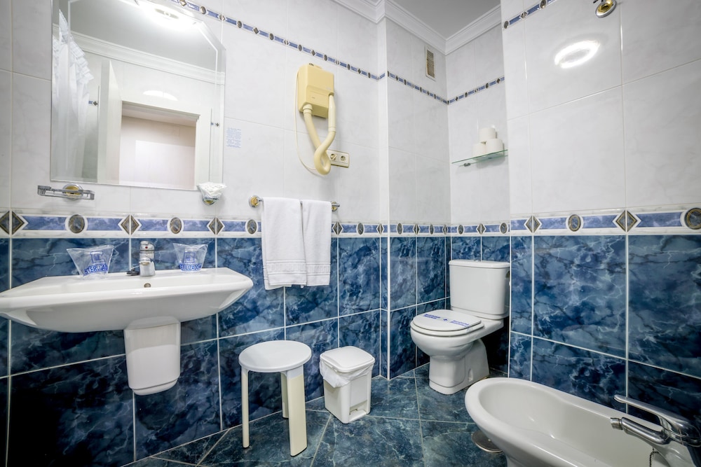 Hotel Villa de Laredo — Hotel rooms in Fuengirola, Andalusia