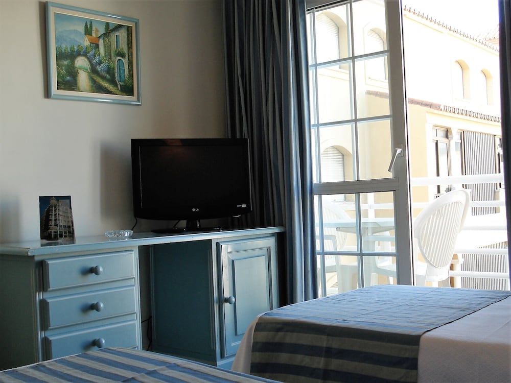 Hotel Villa de Laredo — Hotel rooms in Fuengirola, Andalusia