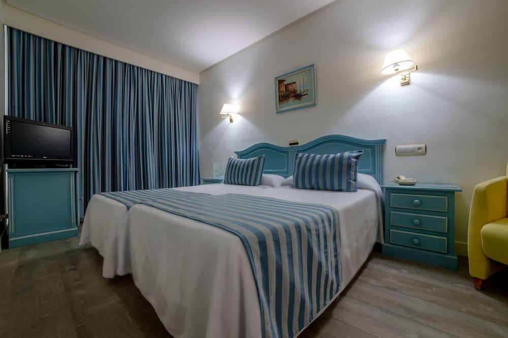 Hotel Villa de Laredo — Hotel rooms in Fuengirola, Andalusia