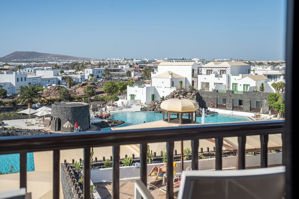 Hotel LIVVO Volcán Lanzarote — Swimming pool in Playa Blanca, Canary Islands