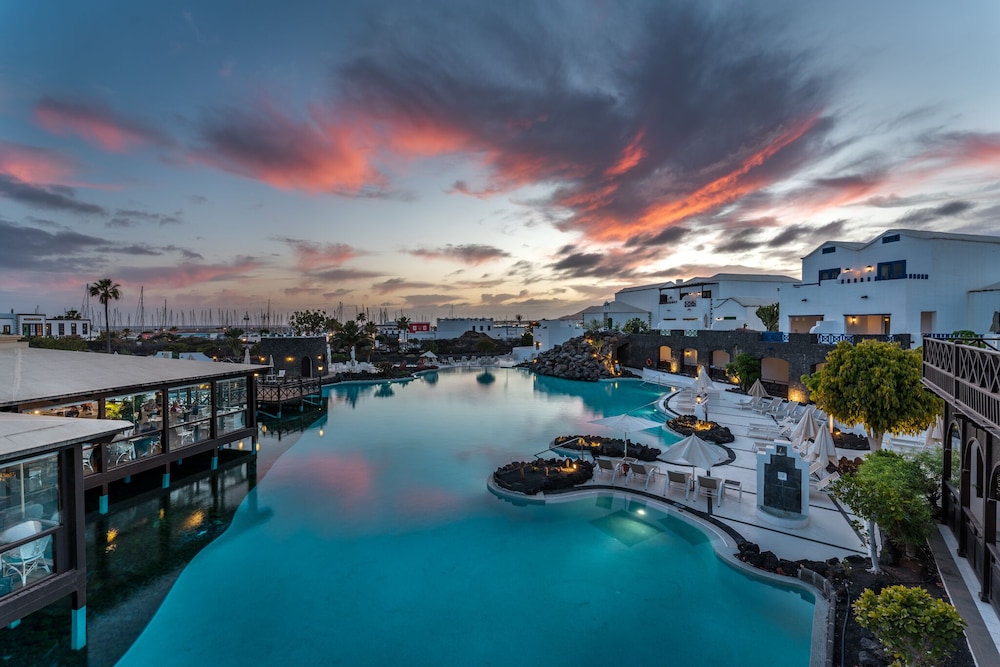 Hotel LIVVO Volcán Lanzarote — Swimming pool in Playa Blanca, Canary Islands