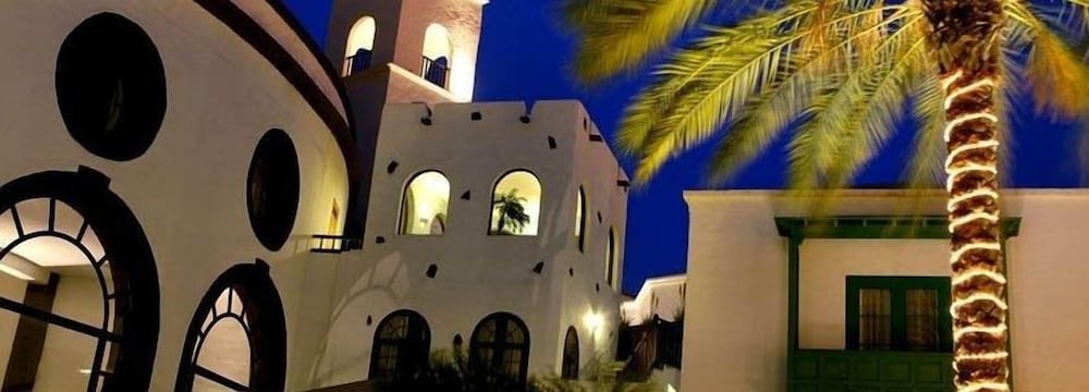 Hotel LIVVO Volcán Lanzarote — Hotel building in Playa Blanca, Canary Islands