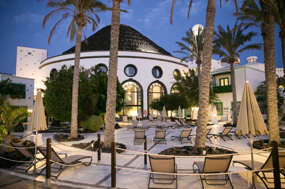 Hotel LIVVO Volcán Lanzarote — Hotel building in Playa Blanca, Canary Islands