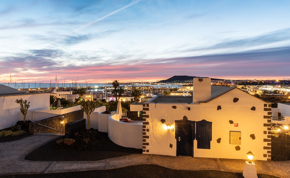 Hotel LIVVO Volcán Lanzarote — Hotel building in Playa Blanca, Canary Islands