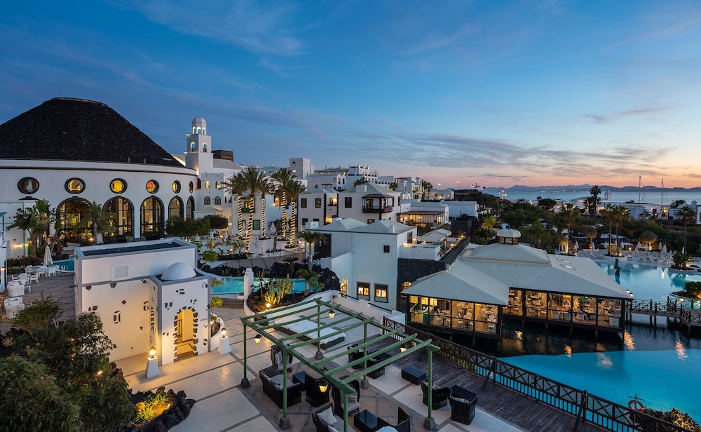 Hotel LIVVO Volcán Lanzarote — Hotel building in Playa Blanca, Canary Islands