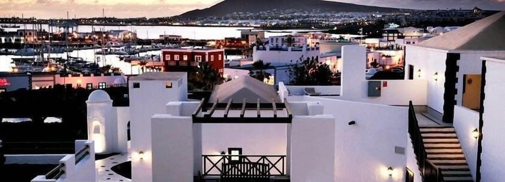 Hotel LIVVO Volcán Lanzarote — Hotel building in Playa Blanca, Canary Islands