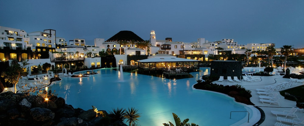 Hotel LIVVO Volcán Lanzarote — Hotel building in Playa Blanca, Canary Islands