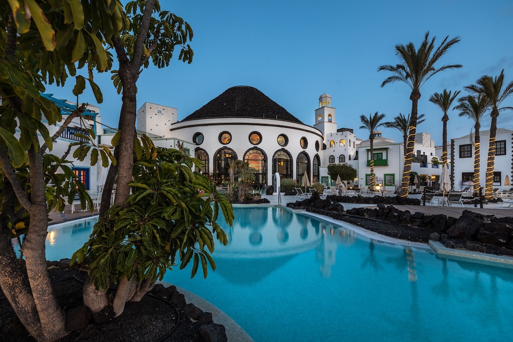 Hotel LIVVO Volcán Lanzarote — Swimming pool in Playa Blanca, Canary Islands
