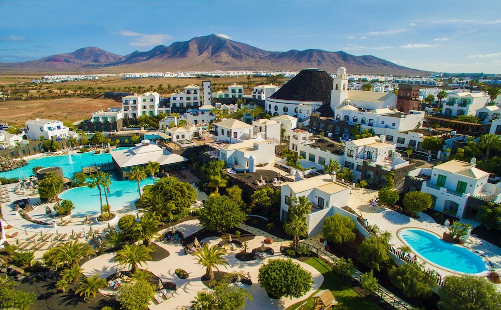 Hotel LIVVO Volcán Lanzarote — Hotel building in Playa Blanca, Canary Islands