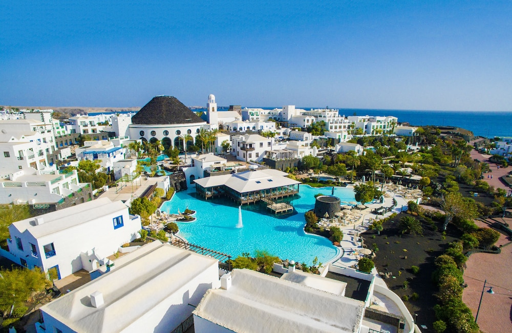 Hotel LIVVO Volcán Lanzarote — Hotel building in Playa Blanca, Canary Islands
