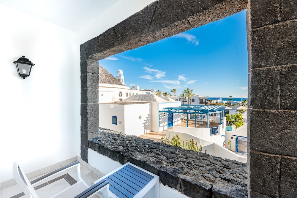 Hotel LIVVO Volcán Lanzarote — Hotel building in Playa Blanca, Canary Islands