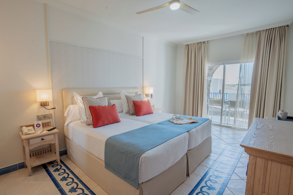 Hotel LIVVO Volcán Lanzarote — Hotel rooms in Playa Blanca, Canary Islands