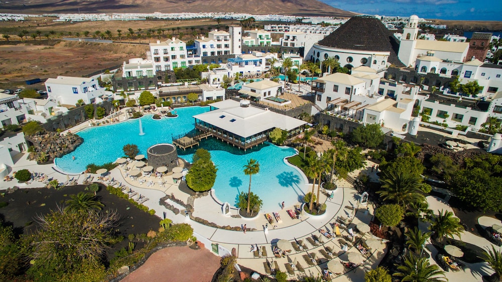 Hotel LIVVO Volcán Lanzarote — Swimming pool in Playa Blanca, Canary Islands