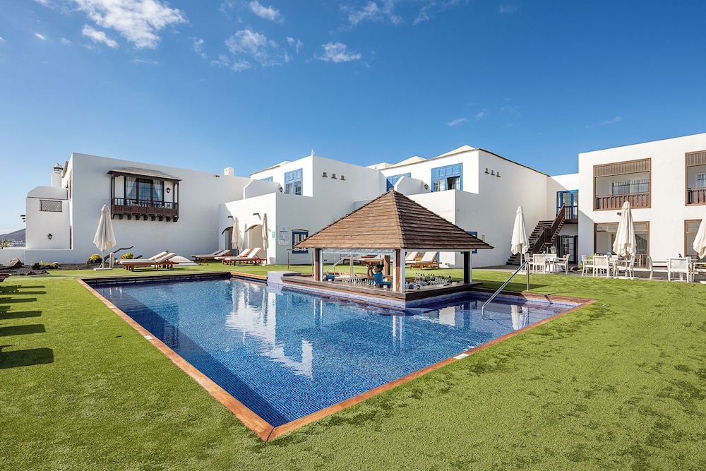 Hotel LIVVO Volcán Lanzarote — Swimming pool in Playa Blanca, Canary Islands